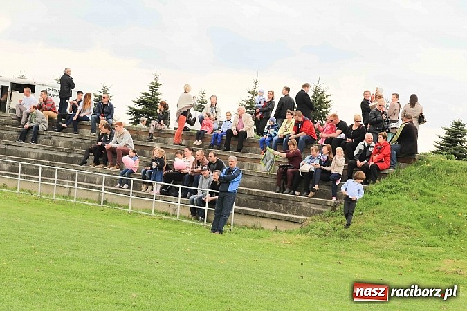 Zdjęcie w galerii na portalu naszraciborz.pl: W Pietrowicach Wielkich szli do cudownego obrazu a potem na obchód pól wiadomości z regionu