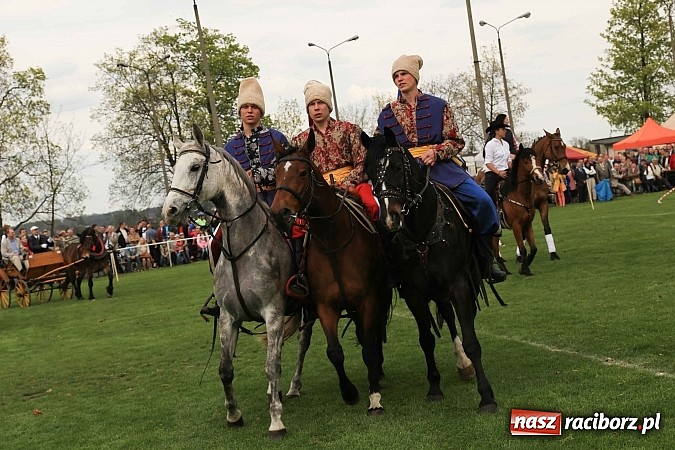 Zdjęcie w galerii na portalu naszraciborz.pl: W Pietrowicach Wielkich szli do cudownego obrazu a potem na obchód pól wiadomości z regionu