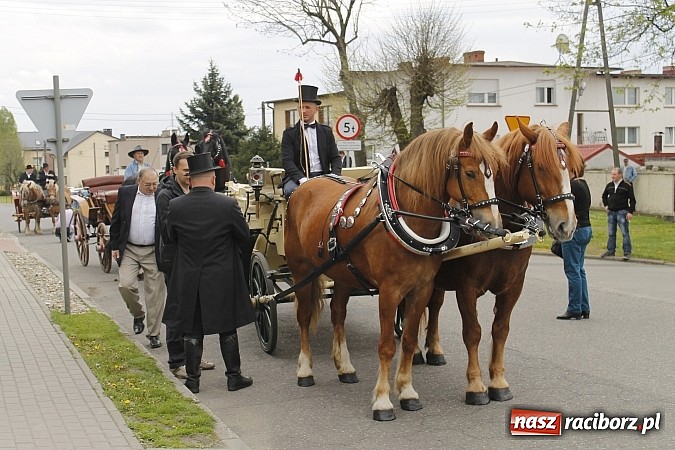 Zdjęcie w galerii na portalu naszraciborz.pl: W Bieńkowicach szli po polach starodawnym zwyczajem wiadomości z regionu