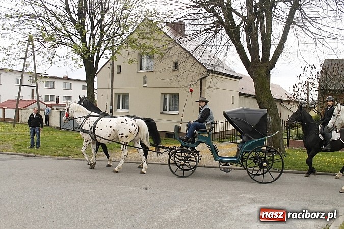 Zdjęcie w galerii na portalu naszraciborz.pl: W Bieńkowicach szli po polach starodawnym zwyczajem wiadomości z regionu
