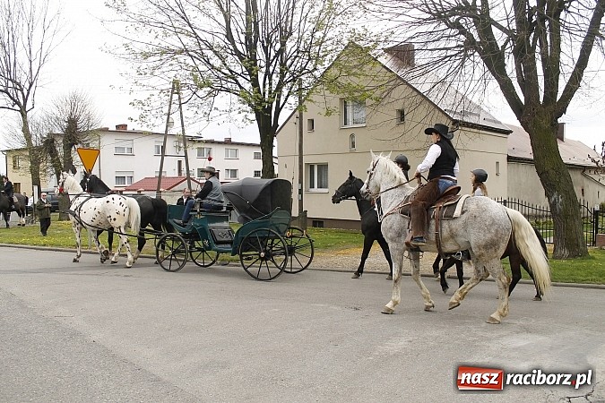 Zdjęcie w galerii na portalu naszraciborz.pl: W Bieńkowicach szli po polach starodawnym zwyczajem wiadomości z regionu