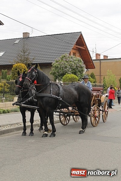 Zdjęcie w galerii na portalu naszraciborz.pl: W Bieńkowicach szli po polach starodawnym zwyczajem wiadomości z regionu