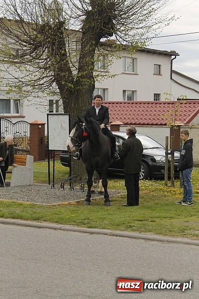 Zdjęcie w galerii na portalu naszraciborz.pl: W Bieńkowicach szli po polach starodawnym zwyczajem wiadomości z regionu