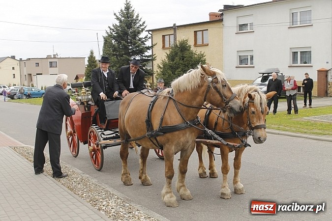 Zdjęcie w galerii na portalu naszraciborz.pl: W Bieńkowicach szli po polach starodawnym zwyczajem wiadomości z regionu