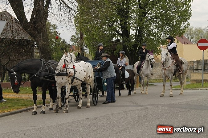 Zdjęcie w galerii na portalu naszraciborz.pl: W Bieńkowicach szli po polach starodawnym zwyczajem wiadomości z regionu