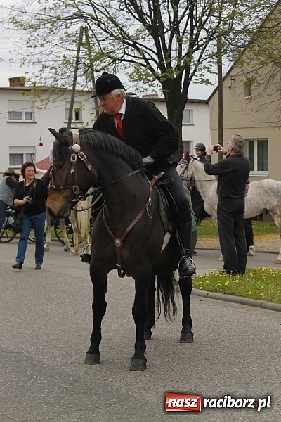 Zdjęcie w galerii na portalu naszraciborz.pl: W Bieńkowicach szli po polach starodawnym zwyczajem wiadomości z regionu