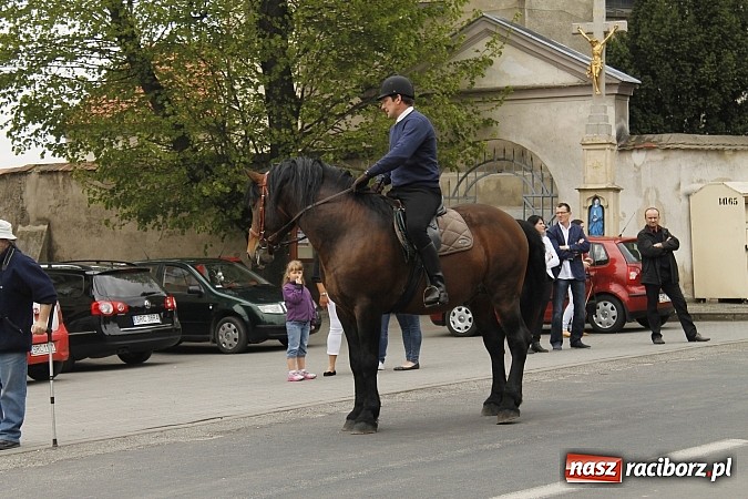 Zdjęcie w galerii na portalu naszraciborz.pl: W Bieńkowicach szli po polach starodawnym zwyczajem wiadomości z regionu