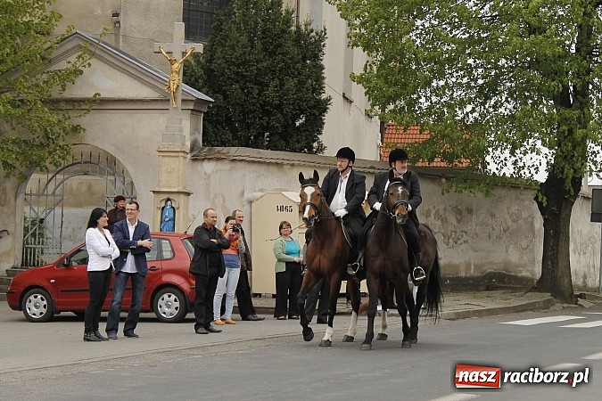 Zdjęcie w galerii na portalu naszraciborz.pl: W Bieńkowicach szli po polach starodawnym zwyczajem wiadomości z regionu
