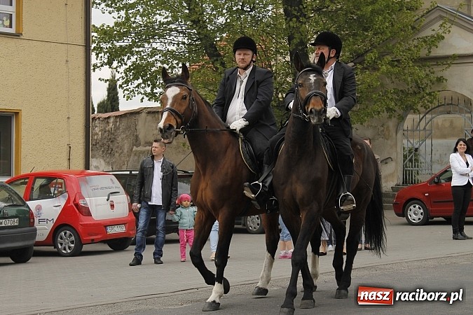 Zdjęcie w galerii na portalu naszraciborz.pl: W Bieńkowicach szli po polach starodawnym zwyczajem wiadomości z regionu