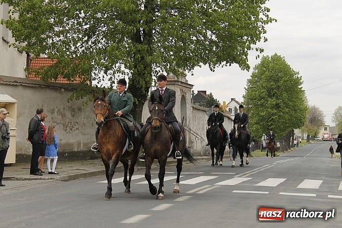 Zdjęcie w galerii na portalu naszraciborz.pl: W Bieńkowicach szli po polach starodawnym zwyczajem wiadomości z regionu