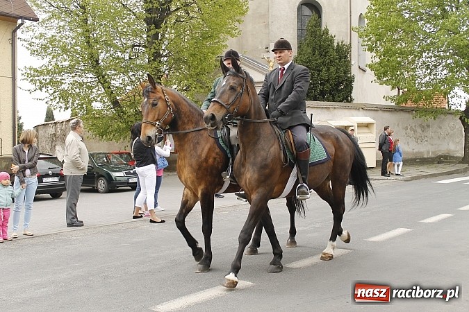 Zdjęcie w galerii na portalu naszraciborz.pl: W Bieńkowicach szli po polach starodawnym zwyczajem wiadomości z regionu