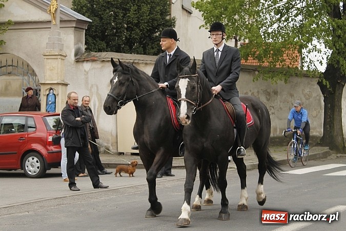 Zdjęcie w galerii na portalu naszraciborz.pl: W Bieńkowicach szli po polach starodawnym zwyczajem wiadomości z regionu