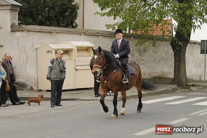 Zdjęcie w galerii na portalu naszraciborz.pl: W Bieńkowicach szli po polach starodawnym zwyczajem wiadomości z regionu