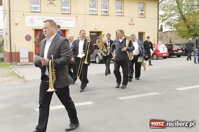 Zdjęcie w galerii na portalu naszraciborz.pl: W Bieńkowicach szli po polach starodawnym zwyczajem wiadomości z regionu