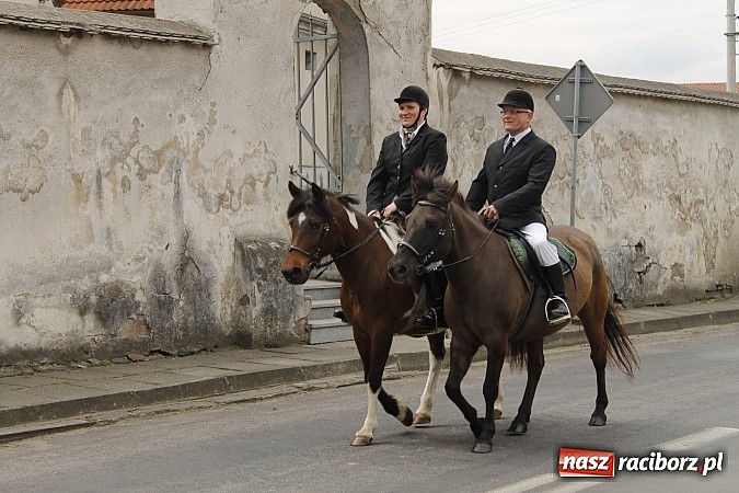 Zdjęcie w galerii na portalu naszraciborz.pl: W Bieńkowicach szli po polach starodawnym zwyczajem wiadomości z regionu