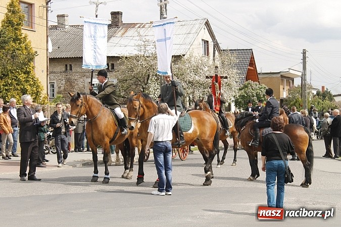 Zdjęcie w galerii na portalu naszraciborz.pl: W Bieńkowicach szli po polach starodawnym zwyczajem wiadomości z regionu