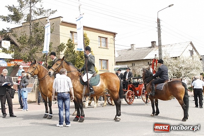 Zdjęcie w galerii na portalu naszraciborz.pl: W Bieńkowicach szli po polach starodawnym zwyczajem wiadomości z regionu