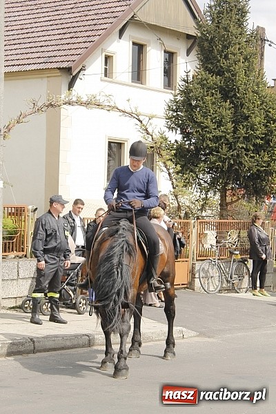 Zdjęcie w galerii na portalu naszraciborz.pl: W Bieńkowicach szli po polach starodawnym zwyczajem wiadomości z regionu
