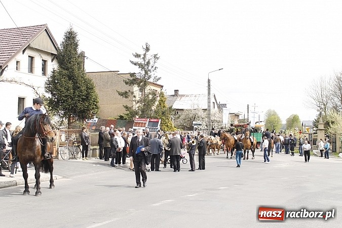 Zdjęcie w galerii na portalu naszraciborz.pl: W Bieńkowicach szli po polach starodawnym zwyczajem wiadomości z regionu