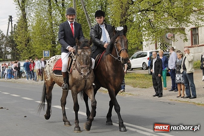 Zdjęcie w galerii na portalu naszraciborz.pl: W Bieńkowicach szli po polach starodawnym zwyczajem wiadomości z regionu