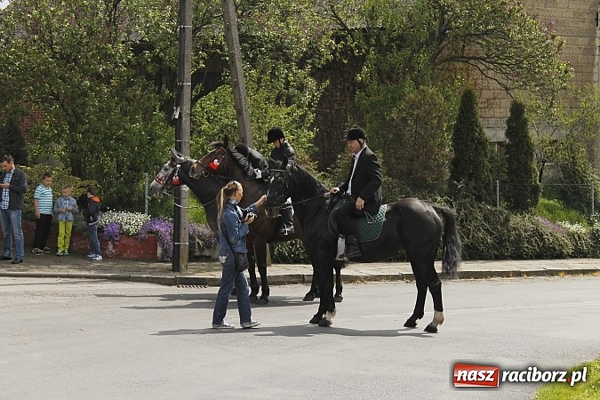 Zdjęcie w galerii na portalu naszraciborz.pl: W Bieńkowicach szli po polach starodawnym zwyczajem wiadomości z regionu