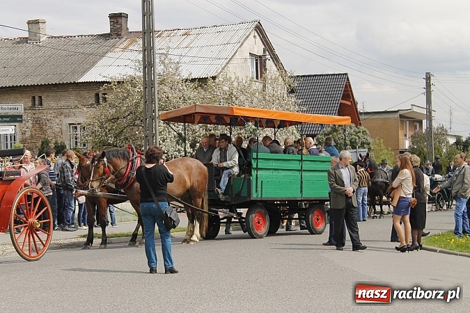 Zdjęcie w galerii na portalu naszraciborz.pl: W Bieńkowicach szli po polach starodawnym zwyczajem wiadomości z regionu