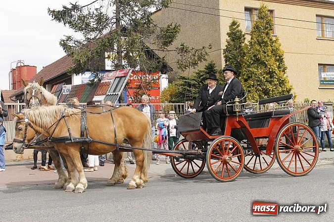 Zdjęcie w galerii na portalu naszraciborz.pl: W Bieńkowicach szli po polach starodawnym zwyczajem wiadomości z regionu