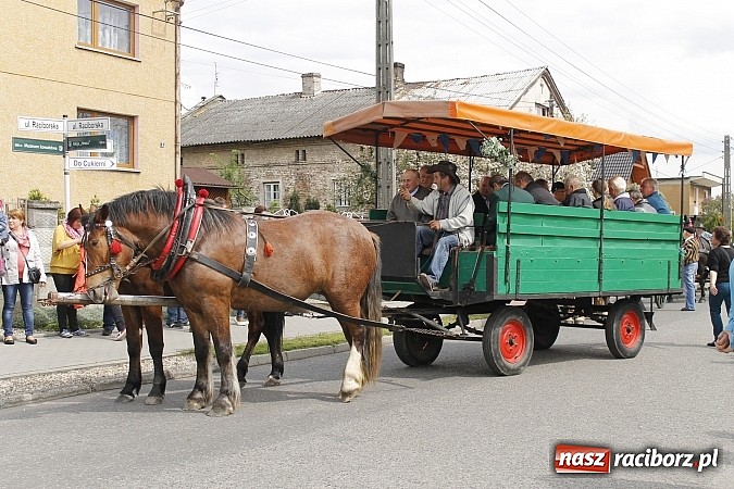 Zdjęcie w galerii na portalu naszraciborz.pl: W Bieńkowicach szli po polach starodawnym zwyczajem wiadomości z regionu