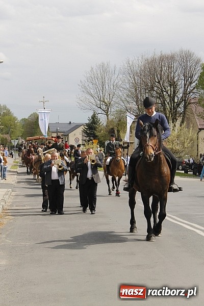 Zdjęcie w galerii na portalu naszraciborz.pl: W Bieńkowicach szli po polach starodawnym zwyczajem wiadomości z regionu