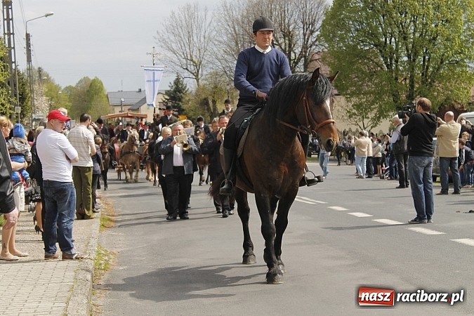 Zdjęcie w galerii na portalu naszraciborz.pl: W Bieńkowicach szli po polach starodawnym zwyczajem wiadomości z regionu