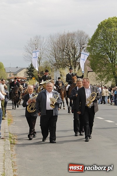Zdjęcie w galerii na portalu naszraciborz.pl: W Bieńkowicach szli po polach starodawnym zwyczajem wiadomości z regionu