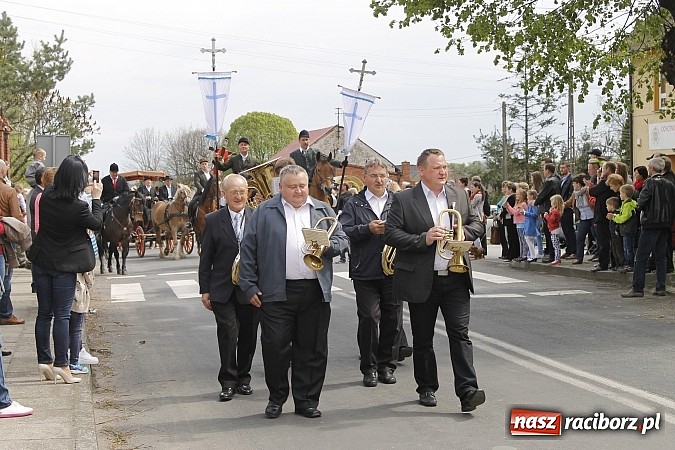 Zdjęcie w galerii na portalu naszraciborz.pl: W Bieńkowicach szli po polach starodawnym zwyczajem wiadomości z regionu