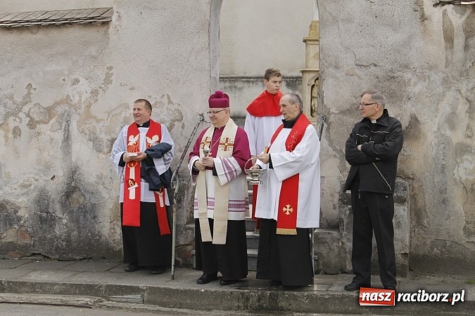 Zdjęcie w galerii na portalu naszraciborz.pl: W Bieńkowicach szli po polach starodawnym zwyczajem wiadomości z regionu