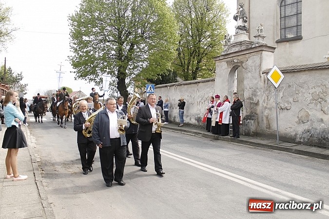 Zdjęcie w galerii na portalu naszraciborz.pl: W Bieńkowicach szli po polach starodawnym zwyczajem wiadomości z regionu