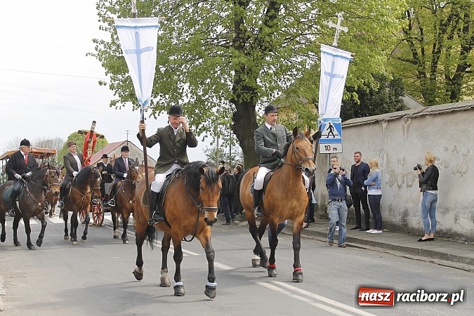 Zdjęcie w galerii na portalu naszraciborz.pl: W Bieńkowicach szli po polach starodawnym zwyczajem wiadomości z regionu