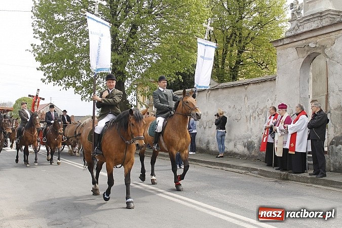 Zdjęcie w galerii na portalu naszraciborz.pl: W Bieńkowicach szli po polach starodawnym zwyczajem wiadomości z regionu