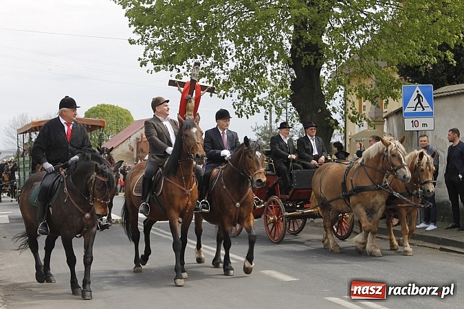 Zdjęcie w galerii na portalu naszraciborz.pl: W Bieńkowicach szli po polach starodawnym zwyczajem wiadomości z regionu