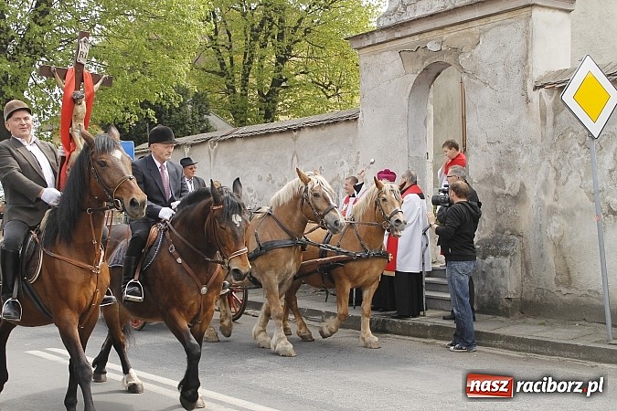 Zdjęcie w galerii na portalu naszraciborz.pl: W Bieńkowicach szli po polach starodawnym zwyczajem wiadomości z regionu