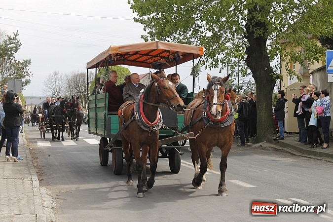 Zdjęcie w galerii na portalu naszraciborz.pl: W Bieńkowicach szli po polach starodawnym zwyczajem wiadomości z regionu