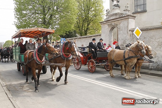 Zdjęcie w galerii na portalu naszraciborz.pl: W Bieńkowicach szli po polach starodawnym zwyczajem wiadomości z regionu