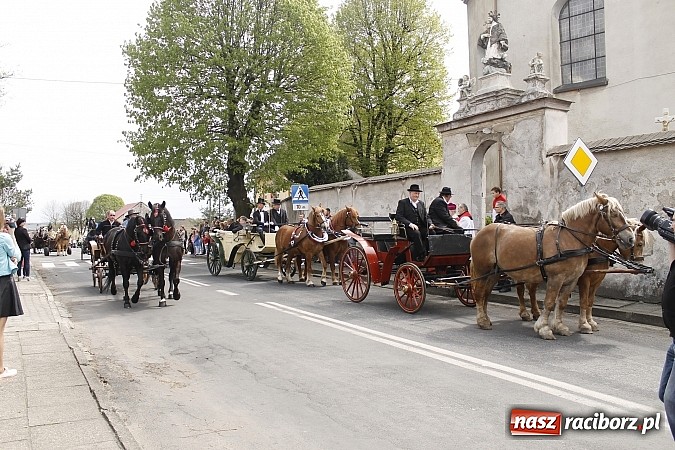 Zdjęcie w galerii na portalu naszraciborz.pl: W Bieńkowicach szli po polach starodawnym zwyczajem wiadomości z regionu