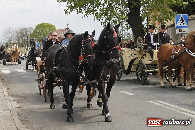 Zdjęcie w galerii na portalu naszraciborz.pl: W Bieńkowicach szli po polach starodawnym zwyczajem wiadomości z regionu