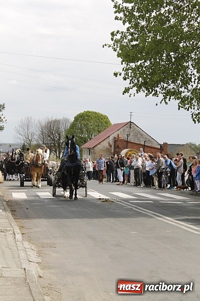 Zdjęcie w galerii na portalu naszraciborz.pl: W Bieńkowicach szli po polach starodawnym zwyczajem wiadomości z regionu