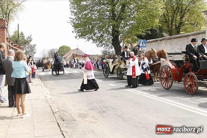 Zdjęcie w galerii na portalu naszraciborz.pl: W Bieńkowicach szli po polach starodawnym zwyczajem wiadomości z regionu