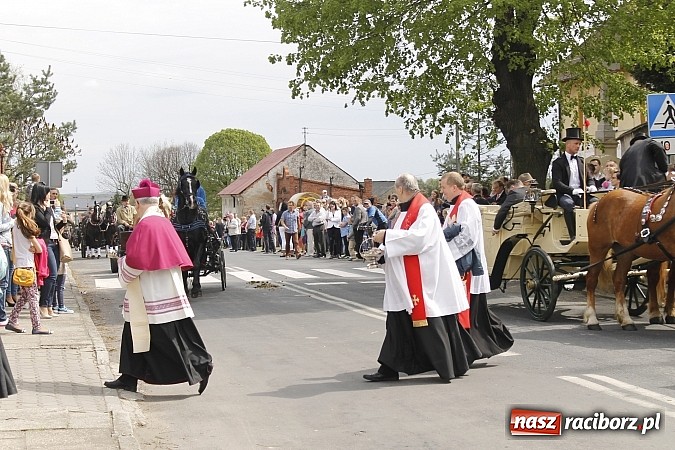 Zdjęcie w galerii na portalu naszraciborz.pl: W Bieńkowicach szli po polach starodawnym zwyczajem wiadomości z regionu