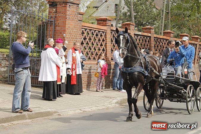 Zdjęcie w galerii na portalu naszraciborz.pl: W Bieńkowicach szli po polach starodawnym zwyczajem wiadomości z regionu