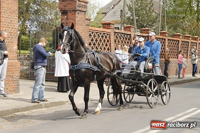 Zdjęcie w galerii na portalu naszraciborz.pl: W Bieńkowicach szli po polach starodawnym zwyczajem wiadomości z regionu