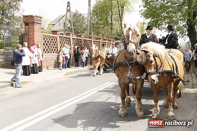 Zdjęcie w galerii na portalu naszraciborz.pl: W Bieńkowicach szli po polach starodawnym zwyczajem wiadomości z regionu