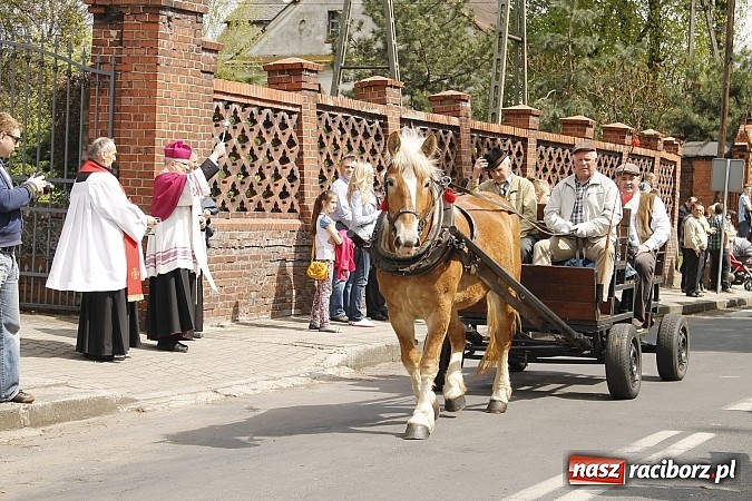 Zdjęcie w galerii na portalu naszraciborz.pl: W Bieńkowicach szli po polach starodawnym zwyczajem wiadomości z regionu