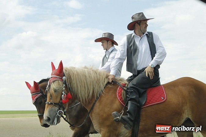 Zdjęcie w galerii na portalu naszraciborz.pl: W Bieńkowicach szli po polach starodawnym zwyczajem wiadomości z regionu